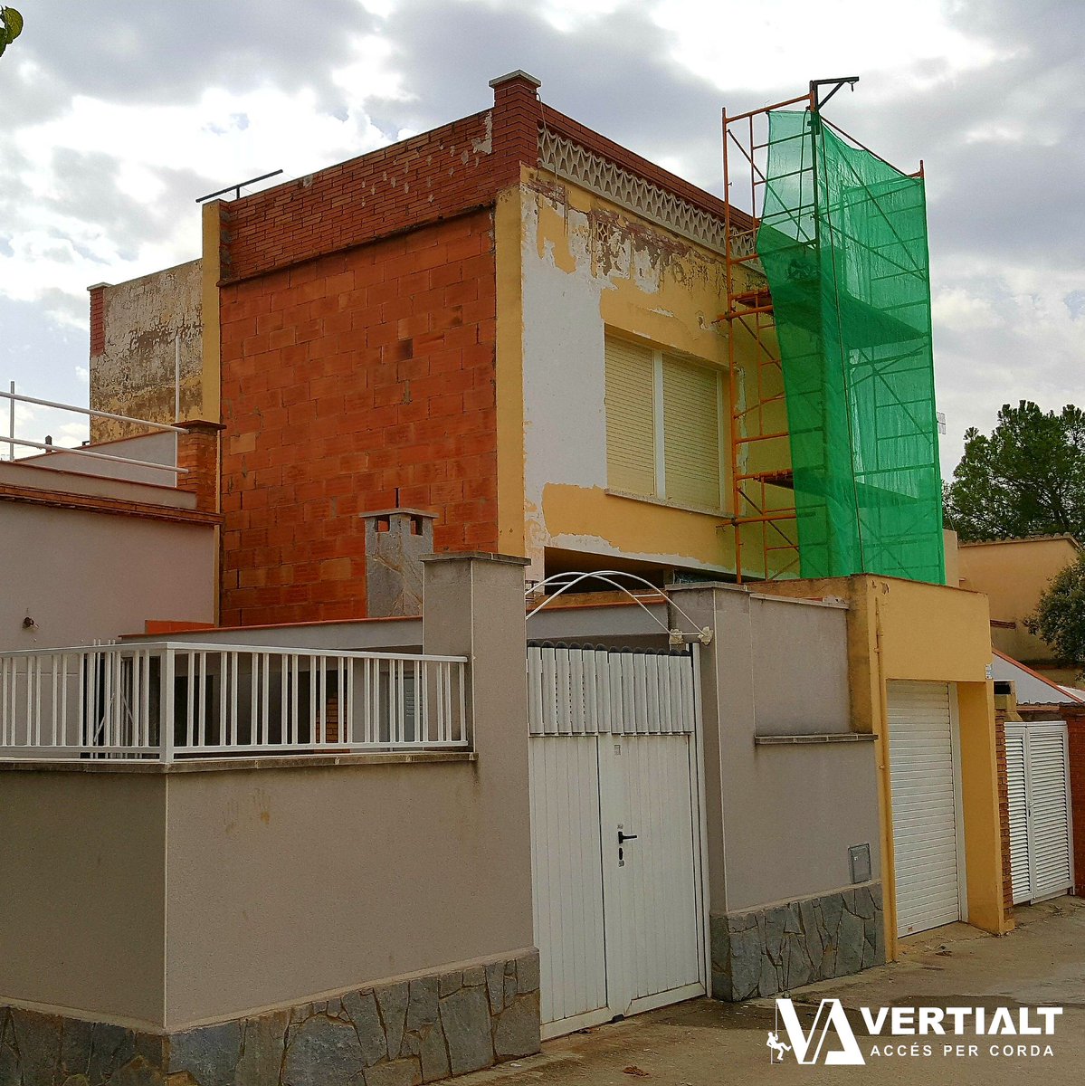 VERTIALT's tweet photo. #andamio #rehabilitacióndefachada #rehabilitación #construcción #obras #pintura #revestimiento #mortero #cemento #impermeabilización #vertialt #treballsverticals #trabajosverticales #treballsenalçada #trabajosenaltura #accesoporcuerda #accéspercorda #ropeaccessprofessional https://t.co/XuHbf6B7Ui