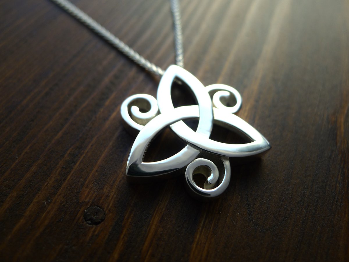 #PleaseRetweet 
"Imagined, designed and crafted in Ireland by me, myself and I". Maker of shiny things since 1990.