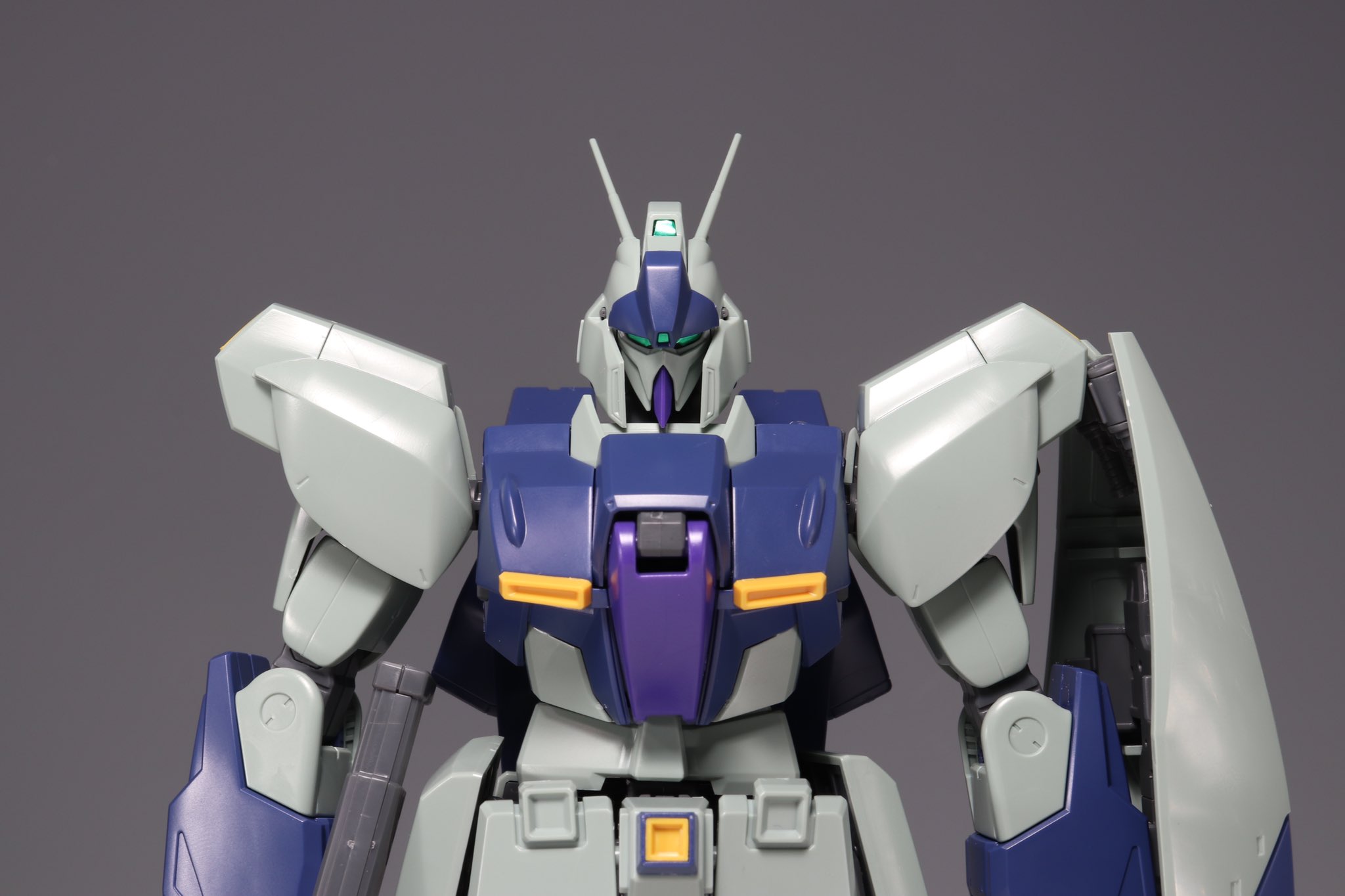 デンデロ Mg リ ガズィ ユニコーンver 本体組みました 思ったよりも新規パーツが多くてビックリ 上半身を中心にバランス変更がなされ 腰 肩の可動域も広くなってます 太腿にはロール可動も追加 あと顔がめっちゃ良い 積んでるリ ガズィ