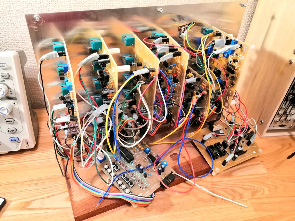 私の初めてのモジュラーシンセは電子工作で作ったANALOG2.0。 自作