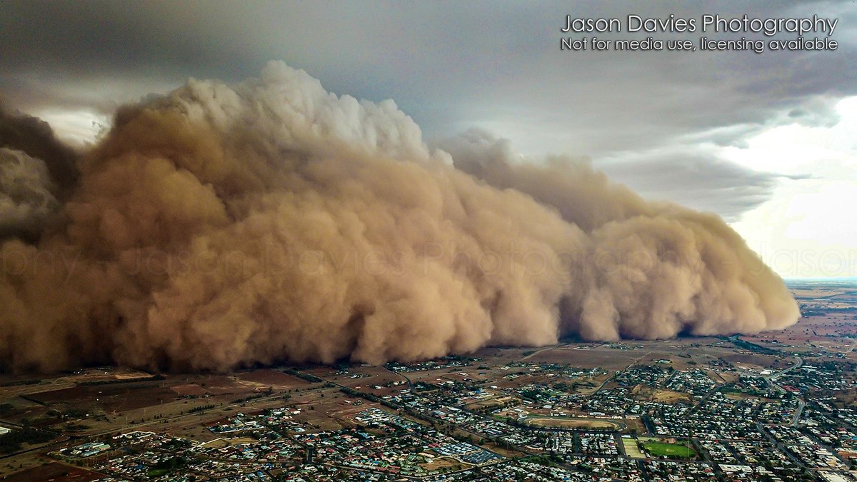 SevereWeatherAU's tweet photo. Incredible images captured from our contributor Jason Davies of the dust storm that impacted Parkes NSW Australia. Media licensing via SWA.  See Jason's Gallery and Video at https://t.co/Q5NddbiPaZ #duststorm https://t.co/8aTnFON5om