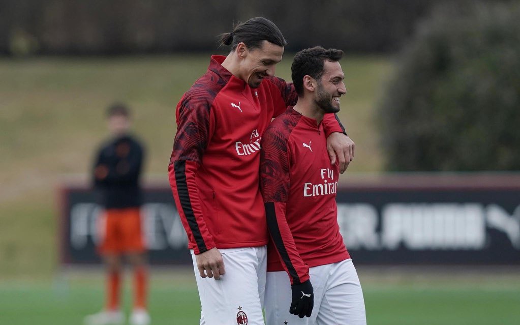 futboltaccom's tweet photo. 🇹🇷 Hakan Çalhanoğlu: "Zlatan’ın çok fazla Türk arkadaşı olduğunu öğrendim. Türklerin sıcakkanlı olduğunu ve Türkleri çok sevdiğini söyledi. Türkçe birkaç kelime söyleyerek de beni şaşırttı. Türkçe şarkılar dinlemeyi de sevdiğini söyledi." https://t.co/8oTntydo6U
