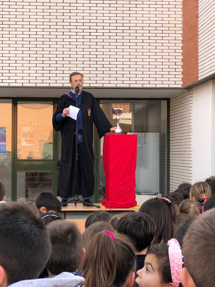 aranjuezocho's tweet photo. Presentacion de la Copa de las Casas de #Rodwarts @aranjuezocho en Infantil y Primaria #gamificacion. Comenzamos una nueva e ilusionaste fase. Los pequeños magos y hechiceros competirán por conseguir la copa para sus casas. Coordinan @fran_bello89 y @patri9gp. https://t.co/6RL7w3p0o1