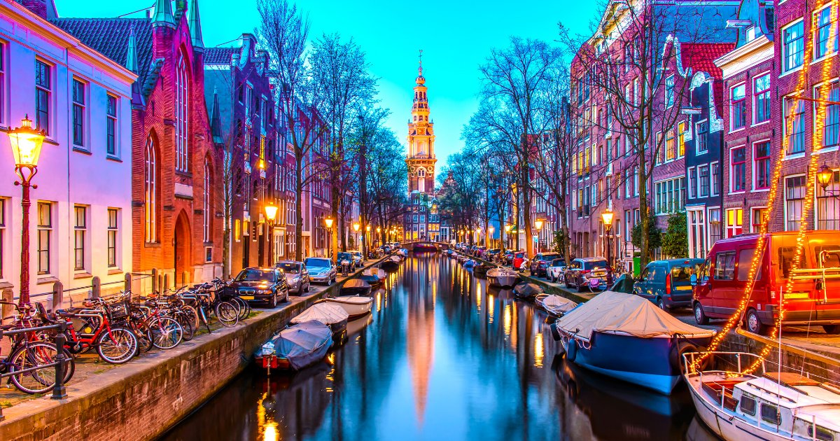 completeeurope's tweet photo. Next up on my recommendations for European winter breaks is Amsterdam. Why go in Winter? How do fewer crowds sound? Also, the canals have a magical glow when the night lights come on. Check out my 2-day itinerary. https://t.co/Sk4mtm7aRj https://t.co/J61IfPHoF1
