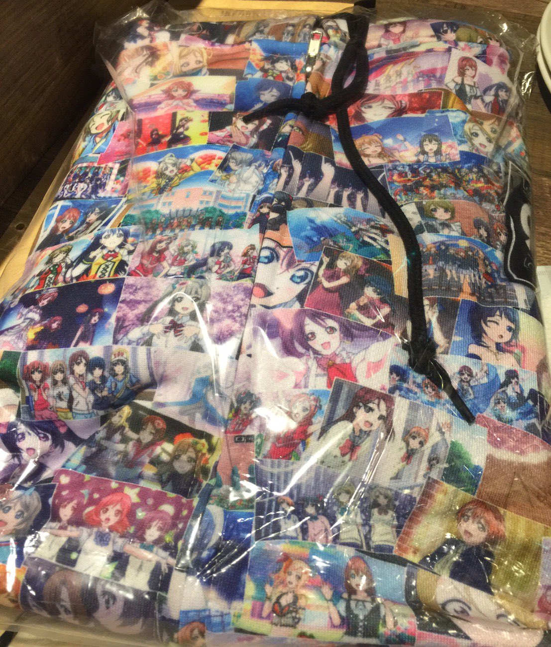 Twitter 上的 田村淳 嬉々 仕事でラブライブ フェスには行けなかったけれど チケットを譲った友達がお願いしてたグッズを買って来てくれた マジ神 名場面パーカーかなり嬉しい この冬はこれを着て寒さを凌ごう 皆さんお疲れ様でした 次回は参加したいです