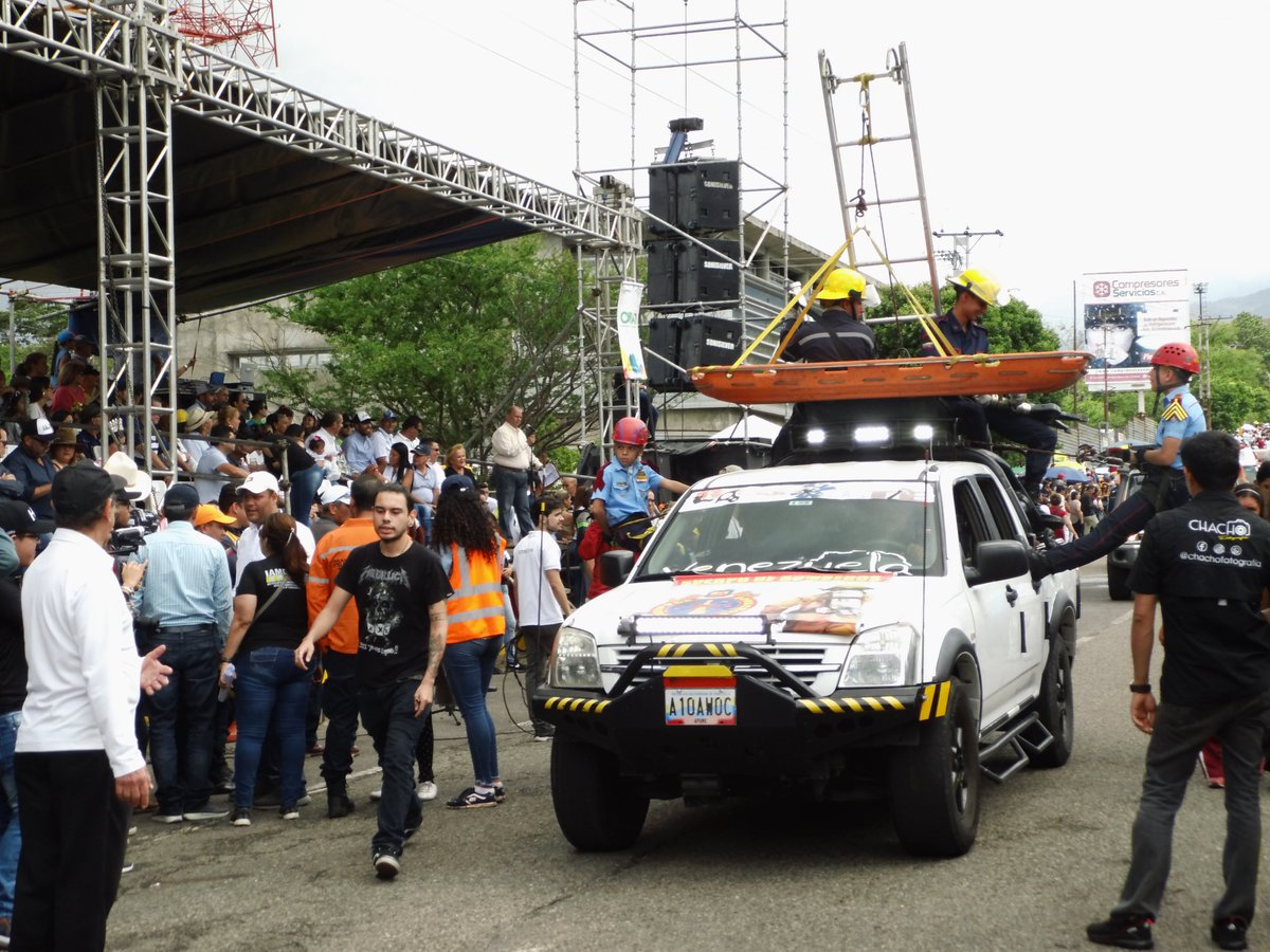 losbomberosyalg's tweet photo. Ayer fue el desfile de la Internacional de San Sebastián en Avs. España y 19 de Abril y @BomSc1952 participo exhibición y como S/PUnidades (04) B/M "T/C(B) @luishortua "Chicago Fire"@fireantobri Brigada Juvenil S/C No hubo novedad Desfile Feria https://t.co/s7LNUC8Je1