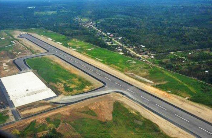ClauSorucopress's tweet photo. Razón para la construcción de un aeropuerto en Chimoré? 
- Costó 254,5 millones de Bs 
- Para una región con 21.000 habitantes
- Tiene 4.000 metros de longitud, igual de El Alto y más grande que Viru Viru
- Denuncian "toma" de instalaciones porque lo consideraban de uso privado https://t.co/aeuM8Rlc2G