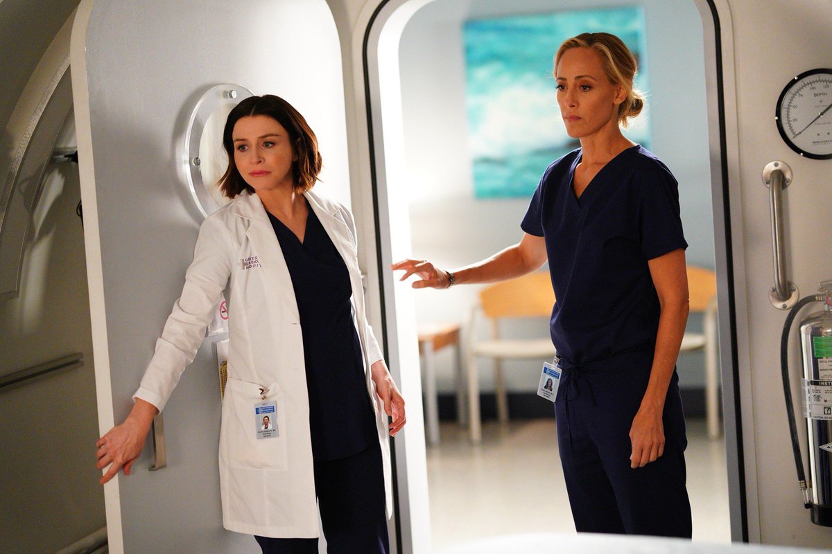 PaperRingsTS13's tweet photo. 4 days until Greys is back. I HAVE NO CHILL. πππππππβ€οΈβ€οΈβ€οΈβ€οΈ #GreysIsLife #ShondaRhimes #MeredithGrey #GreysAnatomy @GreysABC @shondarhimes https://t.co/kWN1Zhjpvp