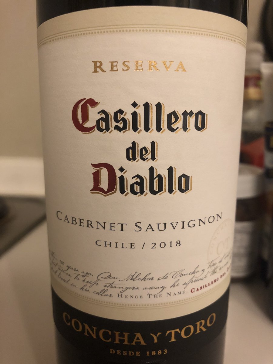 M_Thai_Crypto's tweet photo. カベルネソービニヨンの味を比較するために買ったチリワイン、Casillero del Diablo🍷

学生時代に飲み、ワインの世界から暫く離れるキッカケになった1本です😇

赤ワインに少し慣れてきた今飲むと、不思議と少しずつ繰り返し飲みたくなるワインです🇨🇱

日本だと1,500円前後ですね💸

#ワイン勉強中 https://t.co/8dZmHN3AYN