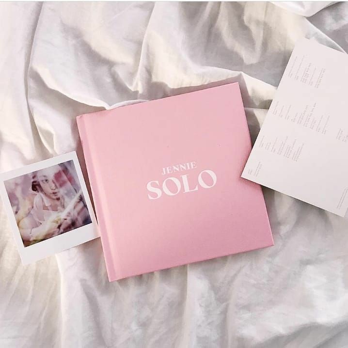 jentlevodkaa's tweet photo. @bagibagirejeki mau albumnya jennie solo @ygofficialblink dari dulu kepingin bgt punya huhu, cm bs liatin fotonya doang:( , dom bogor #dibeliinalbum sama @bagibagirejeki https://t.co/pKEtoCkgUZ