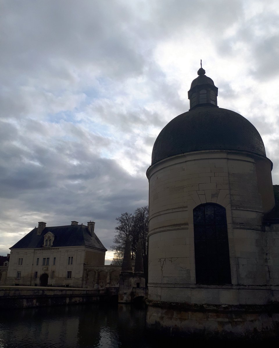🇫🇷 Vue sur la chapelle, le petit château et les obélisques. 🏰 🌤
🇬🇧 View of the chapel, the small castle and the obelisks. 🏰 🌤
#castle #château #burgundy #bourgogne #soleil #yonne