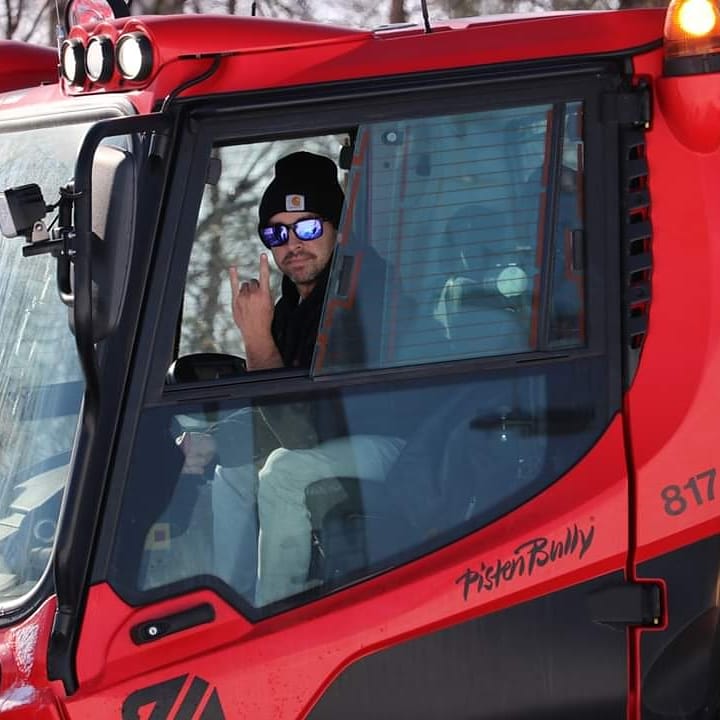 MtStLouis's tweet photo. The face you make when you have fresh pow to groom out! 
20cm dumped yesterday, ski &amp; ride it today! Snow Report Jan 19th
80-100cm Base
#machinegroompowder
11 Lifts 36 Slopes
3 Terrain Parks 1 Halfpipe
Photo Cred: Will Bacon
Groomer Cred: #GroomerCC
@billabong1973 @PistenBullyUSA https://t.co/W1iG323LAI