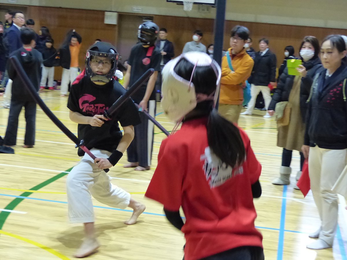 garyujuku's tweet photo. いや～最近は1回戦で負けて存在消して遠目で観戦してるか、残っても「いっつもへばってるおっさん」か、のどちらかやなぁ。でも今日はクラブ創設以来初めて5人制団体戦に合併無しで出場でき、しかも初勝利した記念すべき日！良かった！長谷川先生ありがとう。そしてネネ、長剣優勝おめでとう！！ https://t.co/QmDlBgHql4