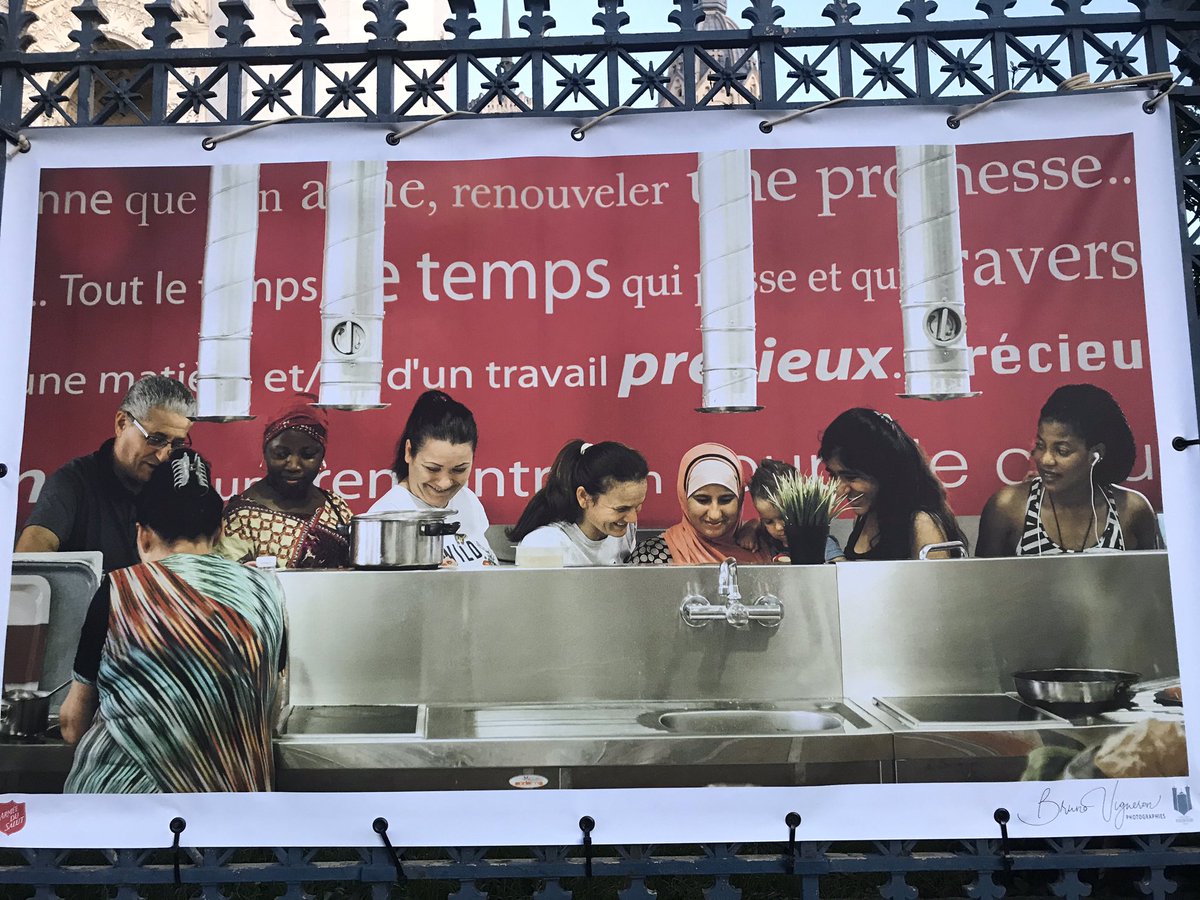Natty_tran's tweet photo. Exposition « Éclairer les transparences » du photographe Bruno Vigneron. Elle met en lumière les actions de l’@ArmeeduSalut. Elle rend visible les invisibles 📷 #dimancheexpo @villedelyon https://t.co/XHp6spdVyv