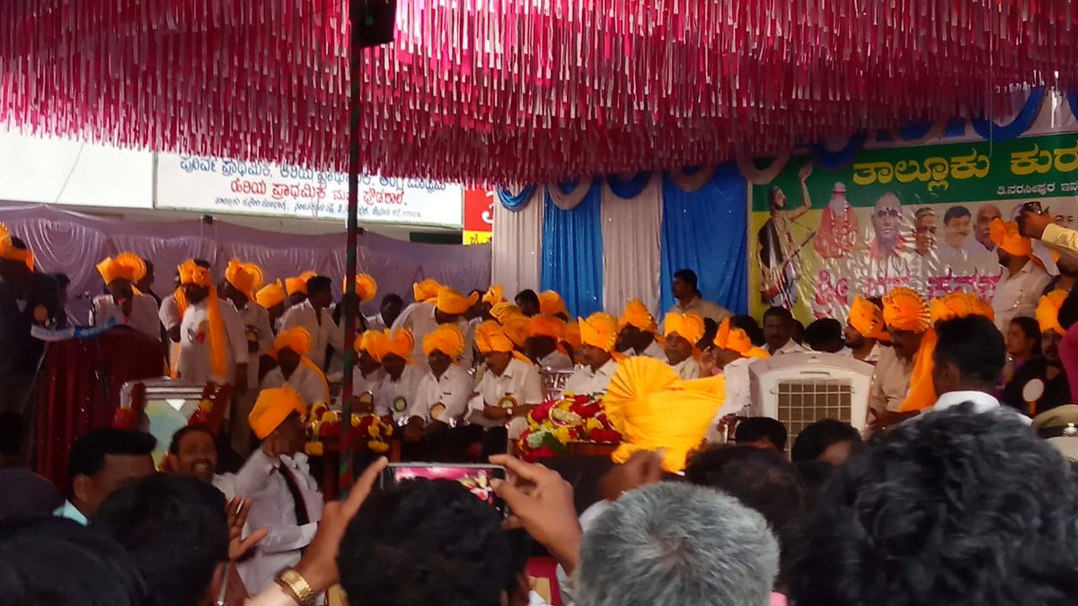 siddaramaiah's tweet photo. ಮೈಸೂರು ಜಿಲ್ಲೆ ಟಿ.ನರಸೀಪುರ ತಾಲ್ಲೂಕು ಕುರುಬರ ಸಂಘದ ವತಿಯಿಂದ ಆಯೋಜಿಸಿದ್ದ ಶ್ರೀ ಕನಕದಾಸ ಜಯಂತ್ಯೋತ್ಸವ ಸಮಾರಂಭದಲ್ಲಿ ಭಾಗವಹಿಸಿ, ದೀಪ ಬೆಳಗಿಸುವ ಮೂಲಕ ಕಾರ್ಯಕ್ರಮವನ್ನು ಉದ್ಘಾಟಿಸಿದೆ. https://t.co/T0ByEb6xVx