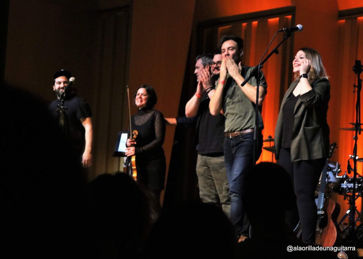 Amor se escribe a guitarrazos. Qué bonic anoche en el <a href="/MusiquesSens/">Músiques Sensibles</a> con <a href="/Rafa_Pons/">Rafa Pons</a>