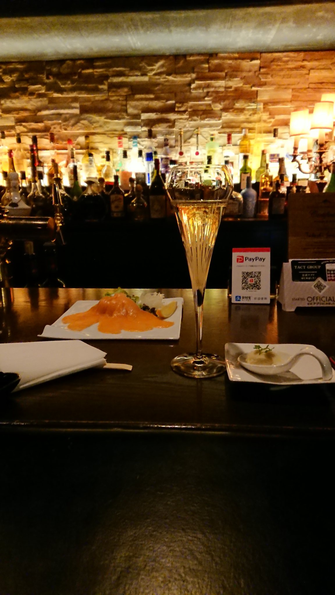 تويتر ヒロぽん على تويتر 柏のbar Tactにてjacquartとスモークサーモンで乾杯 T Co Ualcsdlkdn