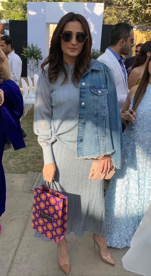 MediaSpringPk's tweet image. Momal Sheikh experiences the luxurious Ayurvedic indulgences fit for the mind, body and soul with #SpaCeylon natural products. Spotted at the #KidneyCentreBrunch looking fab! 🔥