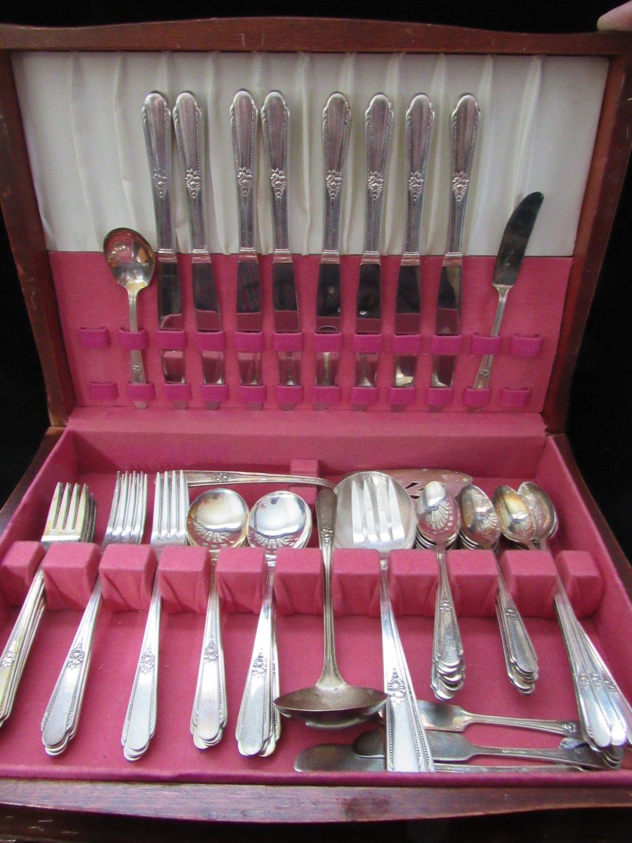 DigginThruTheAt's tweet photo. Excited to share the latest addition to my #etsy shop: Memory- Hiawatha Silverplate 1937, Wm Rogers by International Silver, Flatware, Service for 8, Pieces 68 (2065) https://t.co/lr1LlqrfPY #housewares #silver #metal #servicefor8 #silverflatware #vintagesilverplate https://t.co/ltSNsfZIhw