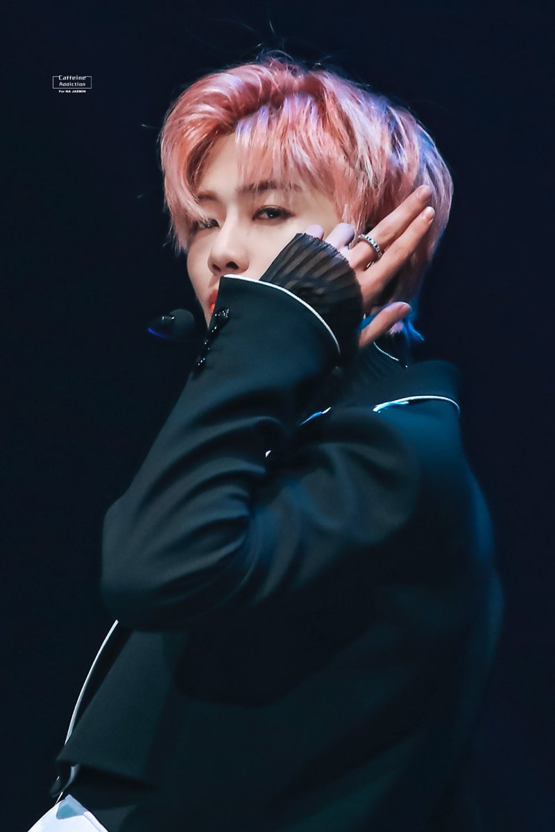 CaffeineA0813's tweet photo. 200105 골디 

총 맞은 것처럼🔫🔫

#재민 #나재민 #NCT_DREAM #JAEMIN https://t.co/M5roeVys9x