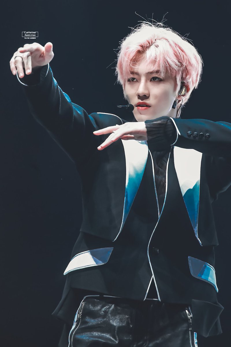 CaffeineA0813's tweet photo. 200105 골디 

총 맞은 것처럼🔫🔫

#재민 #나재민 #NCT_DREAM #JAEMIN https://t.co/M5roeVys9x
