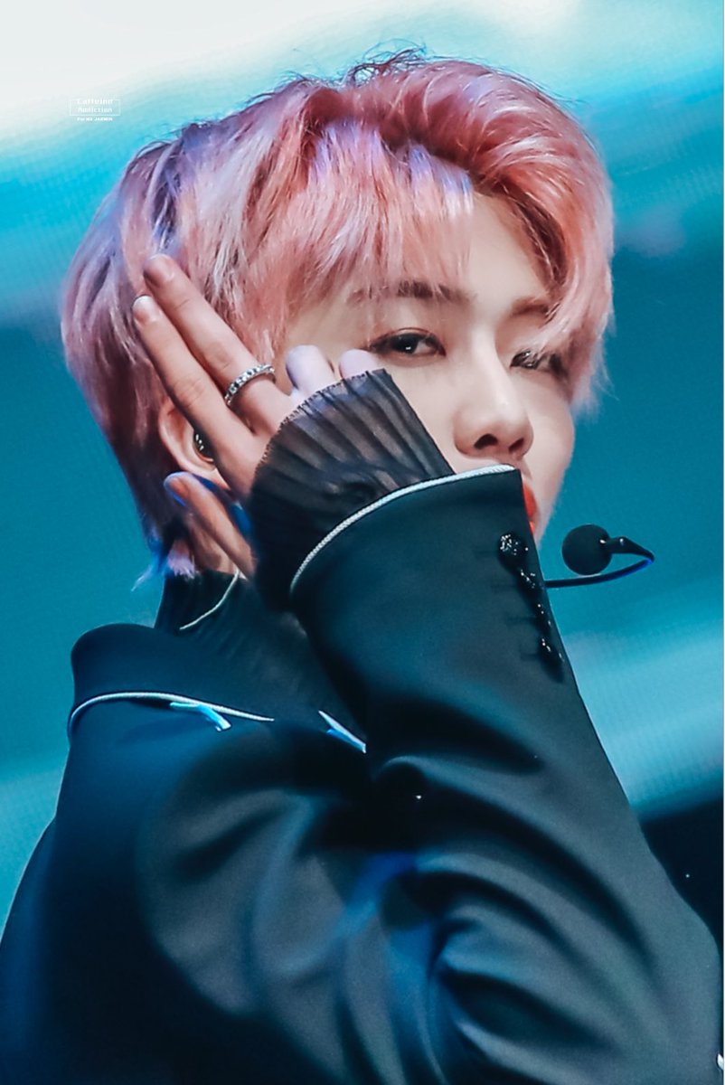 CaffeineA0813's tweet photo. 200105 골디 

총 맞은 것처럼🔫🔫

#재민 #나재민 #NCT_DREAM #JAEMIN https://t.co/M5roeVys9x