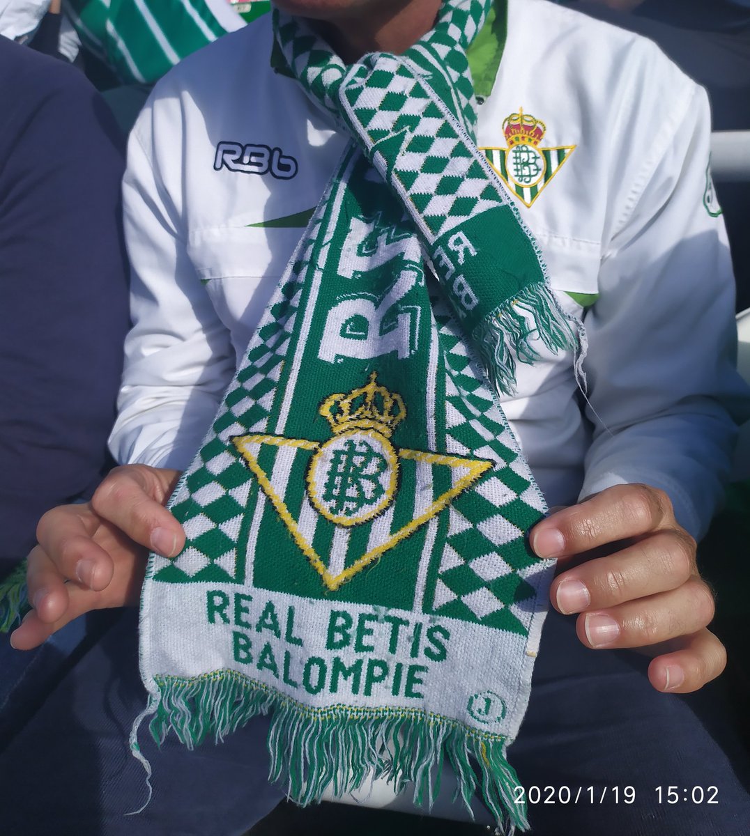 Llevo más de 30 años con esta bufanda y hoy la he perdido en el partido @realbetis Real Sociedad. Agradecería en el alma que si alguien la ha encontrado me la hiciera llegar. Para mi tiene un valor sentimental enorme. Se que en este mundo hay muy buena gente. Gracias 🙏