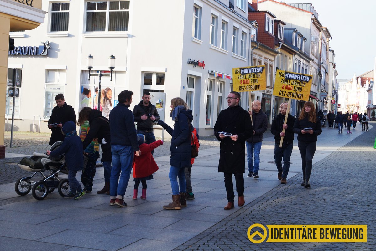 Identitäre Aktivisten tragen in Greifswald den Protest gegen die öffentlich-rechtlichen Rundfunkanstalten auf die Straße. Auch du kannst zu Veränderungen beitragen und an dem Protest teilnehmen: hallo-meinung.de/gebuehrenaktion

#Umweltsau #Rundfunkbeitrag #Greifswald