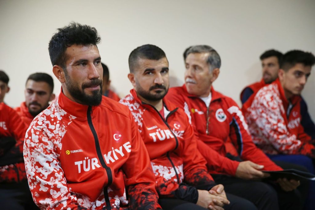 Antalya’da sporla dolu bir gün geçiriyoruz.💫

Kampta bulunan milli atletizmcilerimizle bir araya gelerek çalışmaları hakkında bilgi aldık.

Azim ve kararlılıkla çalışmalarını sürdüren sporcularımızla buluşmaya, onların ihtiyaçlarını dinlemeye devam edeceğiz. #TürkSporuİçinElele