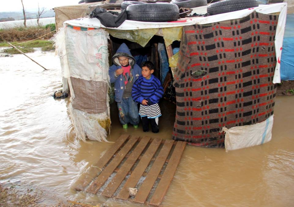 muhammdbakeer's tweet image. people are living hard situation in displacement camps at long of #Turkish's border 
So cold weather with no fuels for heating 
 No money to eat a nice food 
No good homes to protect them from the cold 
A lot of kids are prevented from their childhood . 
#TrumpSaveIdlib