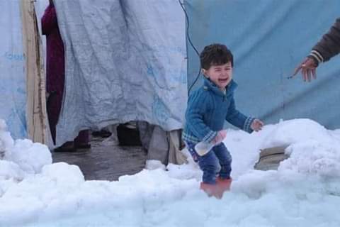 muhammdbakeer's tweet image. people are living hard situation in displacement camps at long of #Turkish's border 
So cold weather with no fuels for heating 
 No money to eat a nice food 
No good homes to protect them from the cold 
A lot of kids are prevented from their childhood . 
#TrumpSaveIdlib