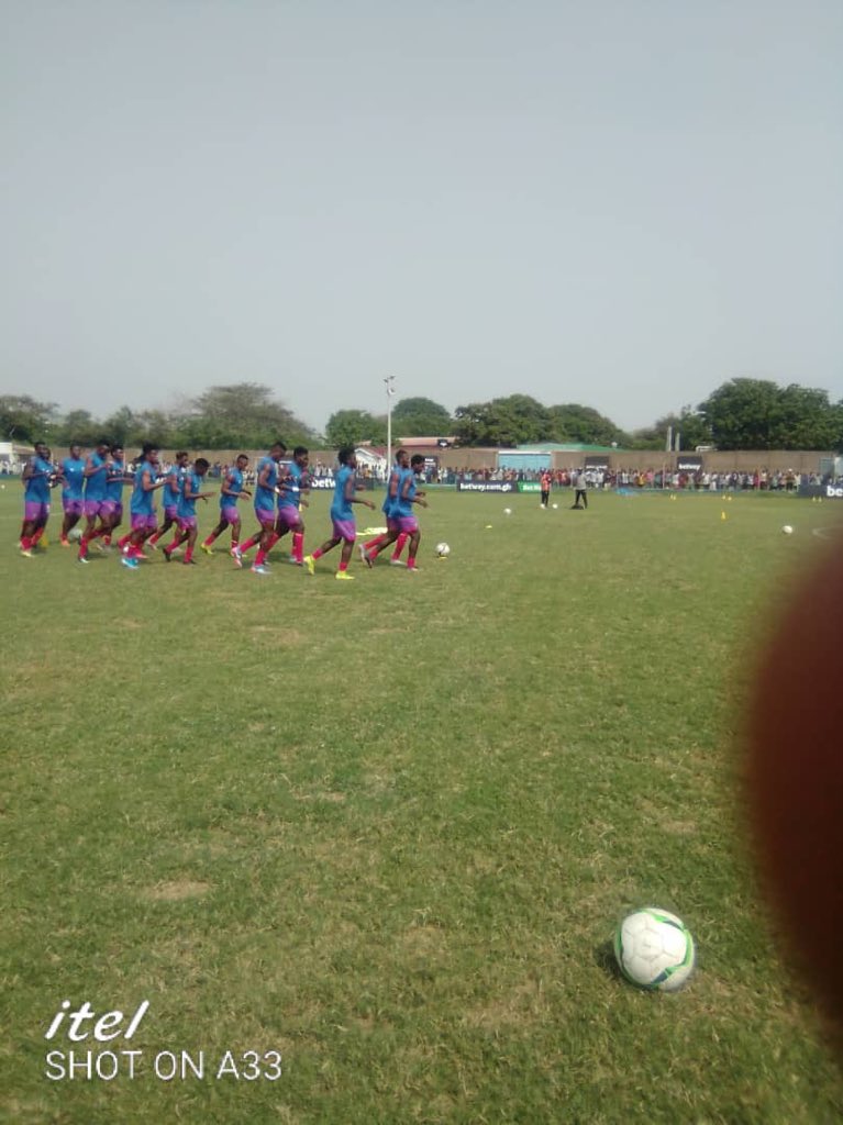GhanaLeague's tweet photo. 📸 Warm-up time! 💪⚽️ @LibertyProfFC 

#BringBackTheLove #GPLwk5 https://t.co/KH7aAWuAkT