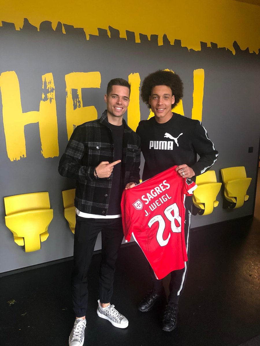 Teamoweigl's tweet photo. “Thanks for the gift, it was good to see you my bro @JuWeigl 👊🏽
There’s a new number 28 at @SLBenfica 😉❤️
#JW28 🤝 #AW28”
- Axel Witsel no Twitter e Instagram https://t.co/J2gccHhSL9