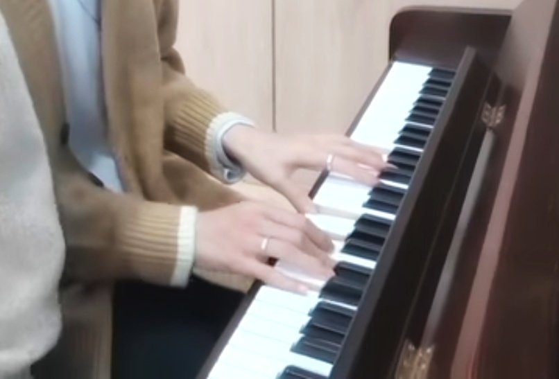 kaneko_hit0ri's tweet photo. Чонин играет на пианино тред. https://t.co/Q1ExpklZjC