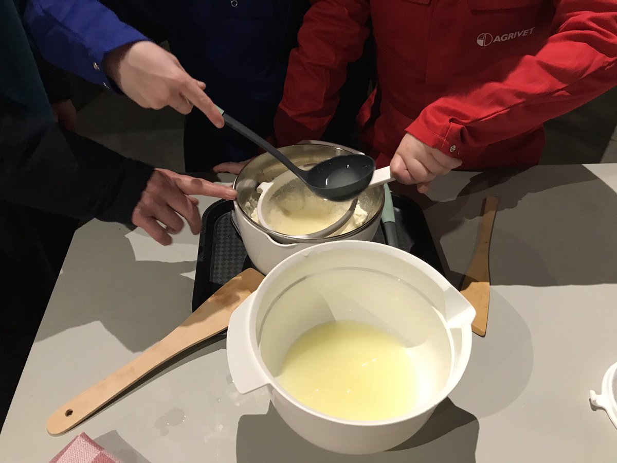 Lanboumuseum's tweet photo. De komende weken gaan we groepen 5/6 van #primaironderwijs de #techniek van #kaasmaken leren. #rauwe #melk als grondstof. Iets voor @hetMelkLab voor proef met #smaaktest? https://t.co/epYRookae3