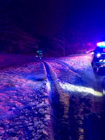 TheDRnews's tweet photo. NEW: @WalpolePolice and FD @WFDLocal2464 responded to Oak Street early this morning where a pick-up truck drove off road &amp; into a pond. Two men inside, both got out, but suffered from hypothermia and were taken to hospital. More great work from #Walpole PD &amp; FD! #Boston25 https://t.co/rZ2vHwu5Oz