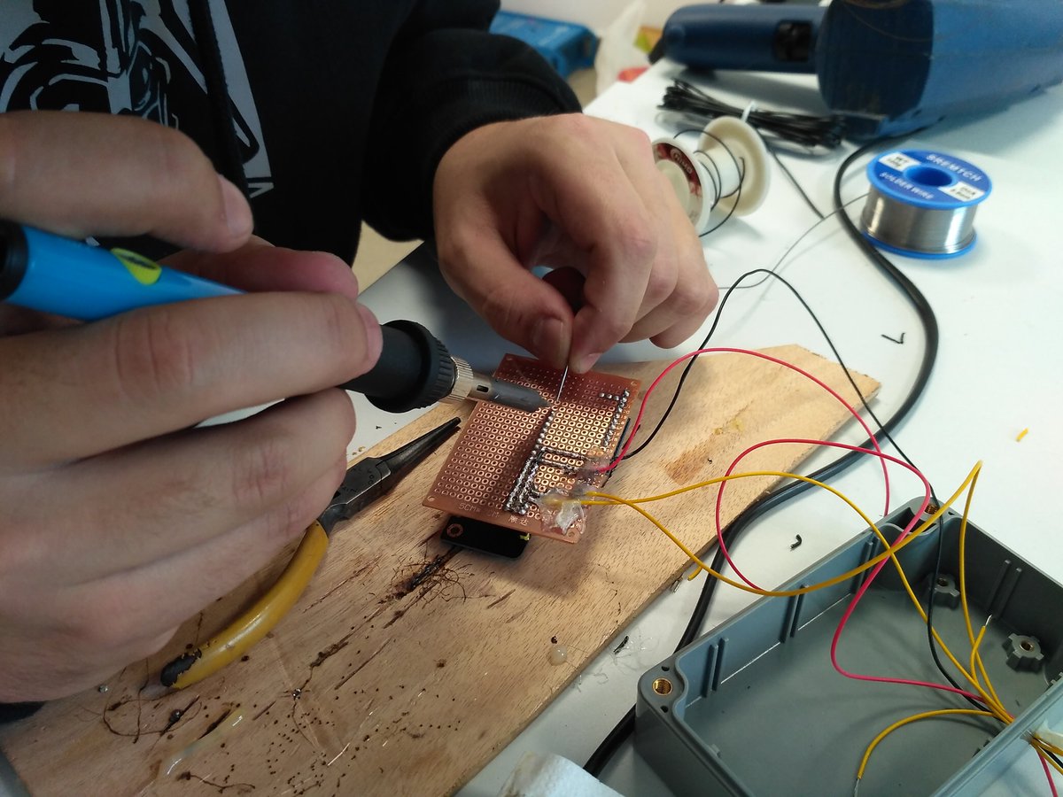 SenSailor_drone's tweet photo. Preparant els prop de 80 m de cable que formaran el sistema nerviós del SenSailor. https://t.co/gy9DF0MtkG