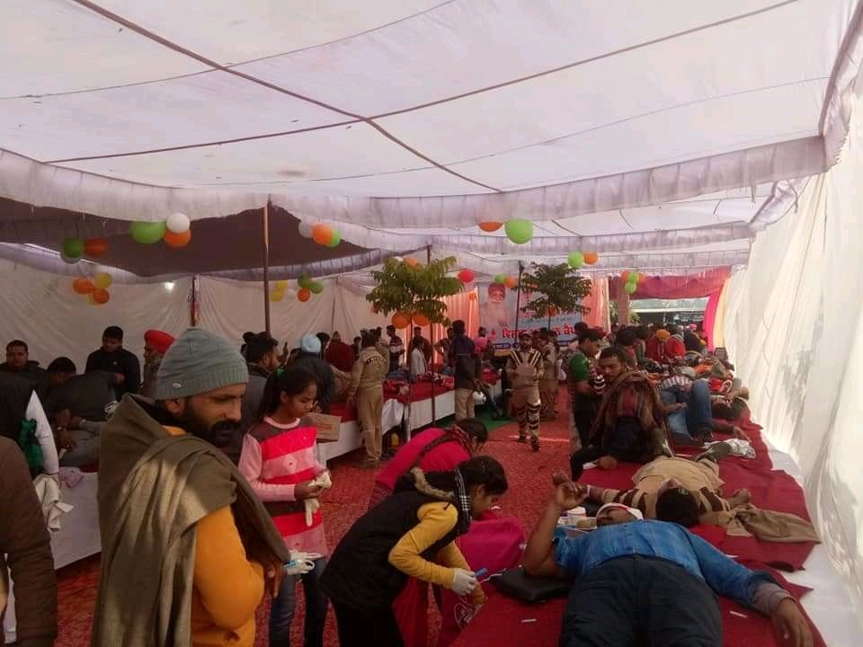 alwaysBHappy21's tweet photo. MSG @Gurmeetramrahim G ਸਤਿਗੁਰੂ" ਦੇ ਯੋਧੇ ਸੇਵਾਦਾਰਾਂ ਅੱਗੇ ਅੱਜ 19.01.2020 ਨੂੰ ਪਟਿਆਲਾ ਵਿਖੇ ਲੱਗੇ ਖੂਨਦਾਨ ਕੈਂਪ ਚ ਬਲੱਡ ਲੈਣ ਆਈ ਟੀਮ ਦੇ ਹੱਥ ਖੜ੍ਹੇ ਹੋ ਗਏ.. ਕਿੱਥੇ ਹਜ਼ਾਰਾਂ ਦੀ ਲਾਈਨਾਂ ਚ "ਪ੍ਰੇਮੀ" ਖੜ੍ਹੇ ਸੀ ਤੇ ਅੱਗੇ ਡਾਕਟਰਾਂ ਦੀ ਸੂਈ 502 ਯੂਨਿਟਾਂ ਤੇ ਜਾਕੇ ਰੁੱਕ ਗਈ.
#MSGTrueBloodPump
#ServingHumanity https://t.co/SjXYRFURMa