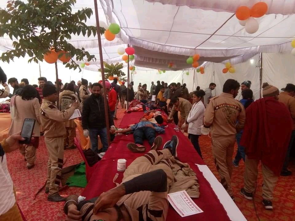 alwaysBHappy21's tweet photo. MSG @Gurmeetramrahim G ਸਤਿਗੁਰੂ" ਦੇ ਯੋਧੇ ਸੇਵਾਦਾਰਾਂ ਅੱਗੇ ਅੱਜ 19.01.2020 ਨੂੰ ਪਟਿਆਲਾ ਵਿਖੇ ਲੱਗੇ ਖੂਨਦਾਨ ਕੈਂਪ ਚ ਬਲੱਡ ਲੈਣ ਆਈ ਟੀਮ ਦੇ ਹੱਥ ਖੜ੍ਹੇ ਹੋ ਗਏ.. ਕਿੱਥੇ ਹਜ਼ਾਰਾਂ ਦੀ ਲਾਈਨਾਂ ਚ "ਪ੍ਰੇਮੀ" ਖੜ੍ਹੇ ਸੀ ਤੇ ਅੱਗੇ ਡਾਕਟਰਾਂ ਦੀ ਸੂਈ 502 ਯੂਨਿਟਾਂ ਤੇ ਜਾਕੇ ਰੁੱਕ ਗਈ.
#MSGTrueBloodPump
#ServingHumanity https://t.co/SjXYRFURMa