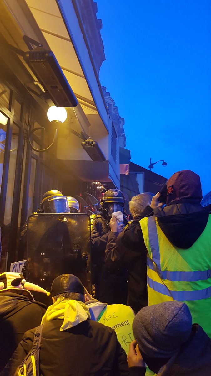 MathieuRigouste's tweet image. J'ai pris ces images à 17h38, la manifestation était déclarée jusqu'à 18h, les gens à genoux tentaient de fuir. Sans materiel de protection, j'ai failli m'effondrer. On entend une personne crier "Avancez!", une autre appelle le secours des Medics. Un homme supplie les policiers.