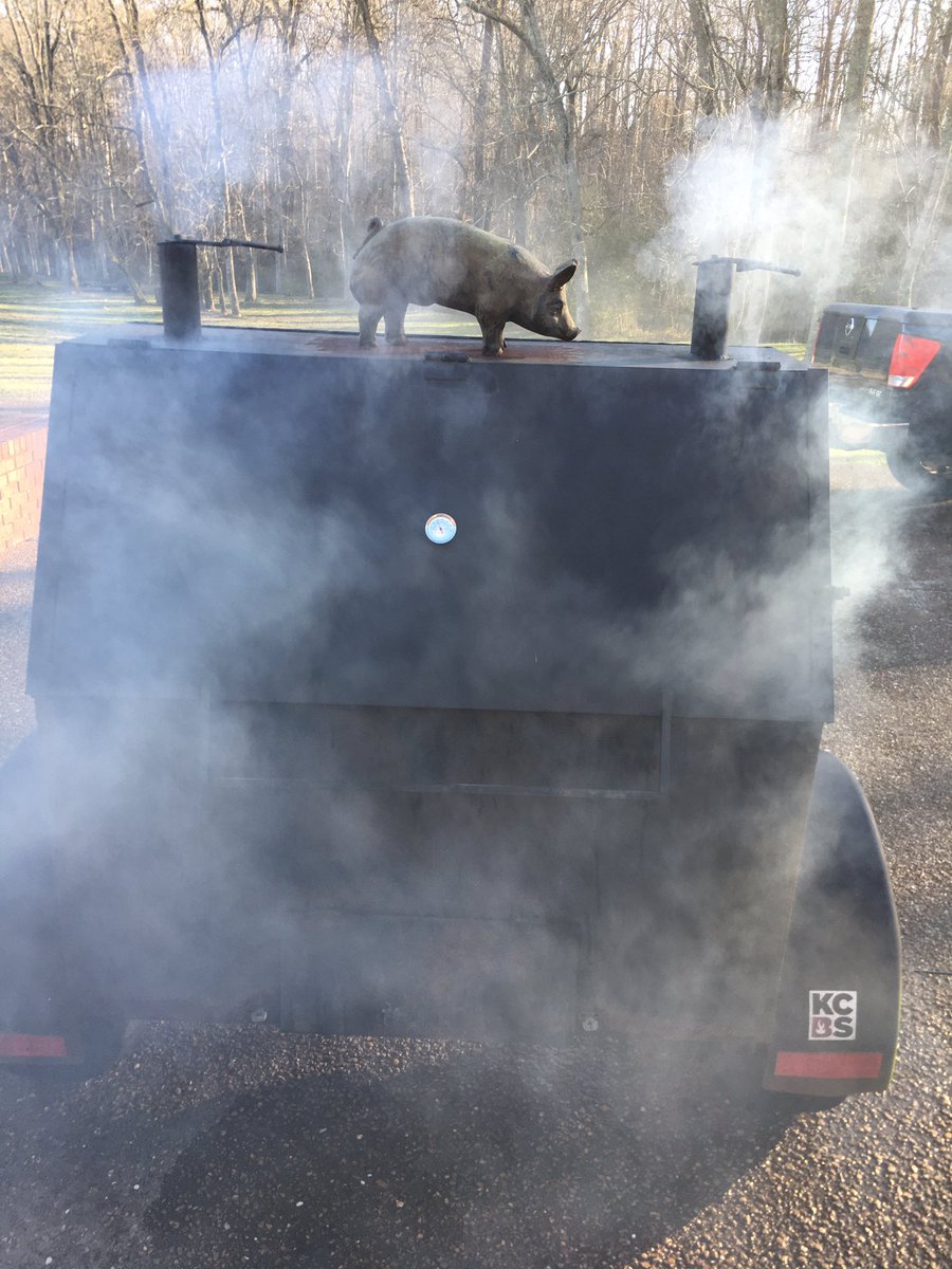 jecraighead's tweet photo. When playing KC got to smoke ribs!!  Pregame ready! #TitanUp #stuffnthangs #goolsbyssausage https://t.co/rMxEx33BNP