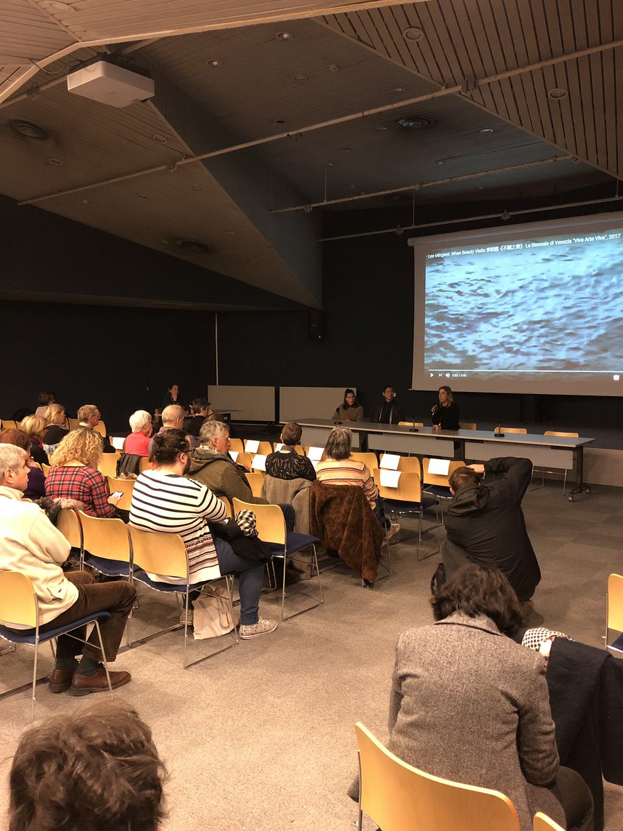 Début du moment d’échange entre Lee Mingwei, Emma Lavigne et le public à l’Auditorium du Musée Sainte-Croix