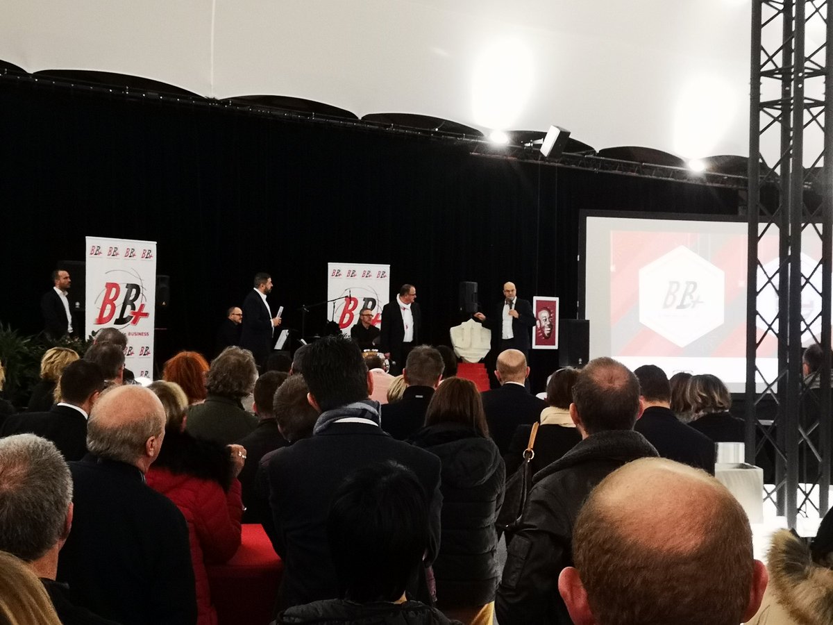 EspinosaJu's tweet photo. Une semaine passée à étudier le fonctionnement de la @JLBourgBasket. L'innovation au cœur du projet, l'expertise à chaque poste. Merci à Savo Vucevic d'avoir ouvert les portes et partagé son quotidien! Match à @LDLCASVEL pour enchaîner avec la semaine prochaine... #CuriousMutant https://t.co/aBhnGIqdGz