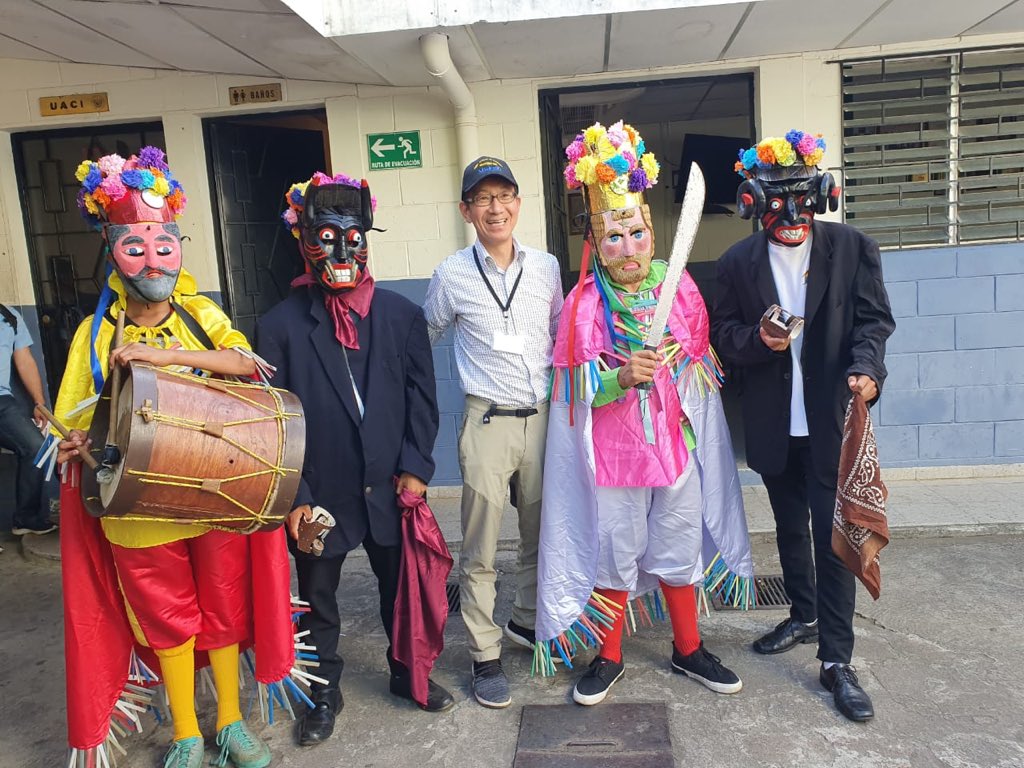 Compartiendo con la delegación de expertos japoneses en la metodología MICHI-NO-EKI (estación de carretera), quienes nos visitaron para conocer los avances de la Tienda de Carretera Senderos de la Cumbre - Jayaque - Microrregión El Bálsamo. Gracias JICA por el apoyo incondicional