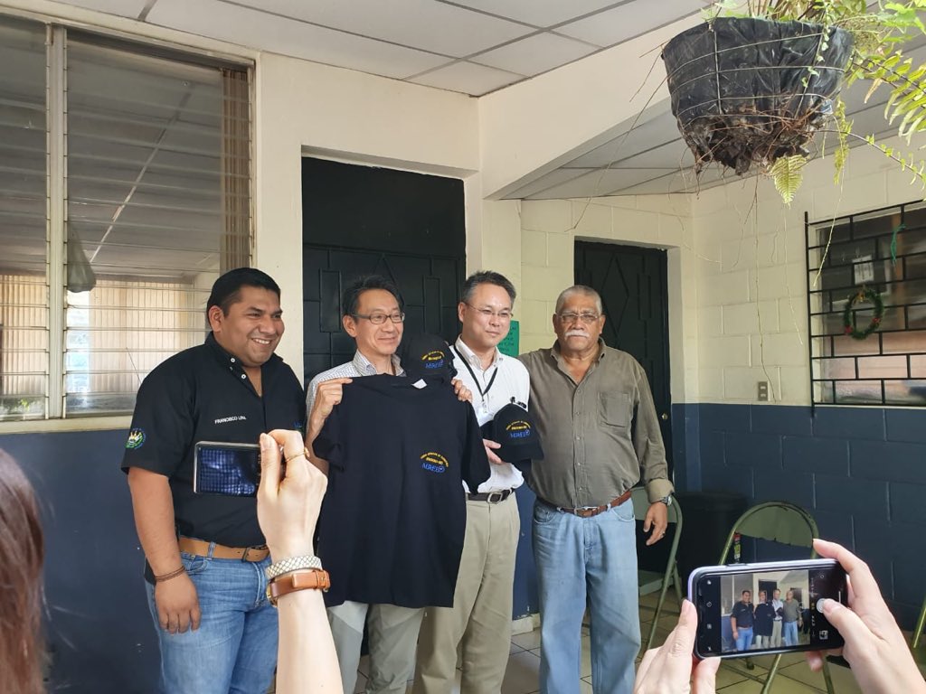 MREBsv's tweet photo. Compartiendo con la delegación de expertos japoneses en la metodología MICHI-NO-EKI (estación de carretera), quienes nos visitaron para conocer los avances de la Tienda de Carretera Senderos de la Cumbre - Jayaque - Microrregión El Bálsamo. Gracias JICA por el apoyo incondicional https://t.co/iYyHlBYTTw