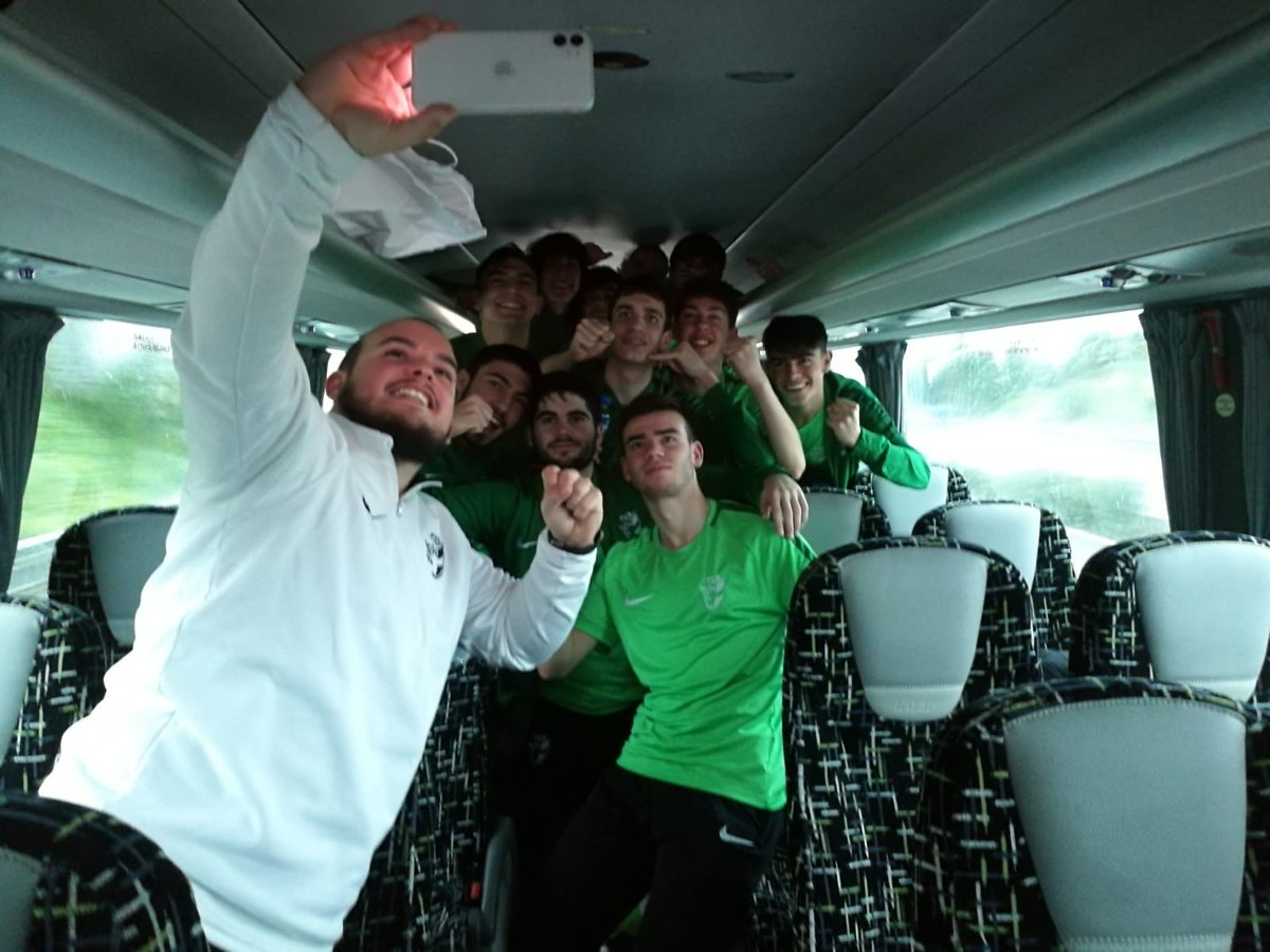 📷 La selecciones de Andalucía, a punto de emprender el regreso a casa ✈. Agradecemos a la <a href="/FFIB_oficial/">FFIB</a> su trato como anfitriones, y especialmente a la <a href="/ffrm_es/">FFRM</a> por haber sido una vez más, un magnífico rival en los encuentros de hoy. 👏🙌