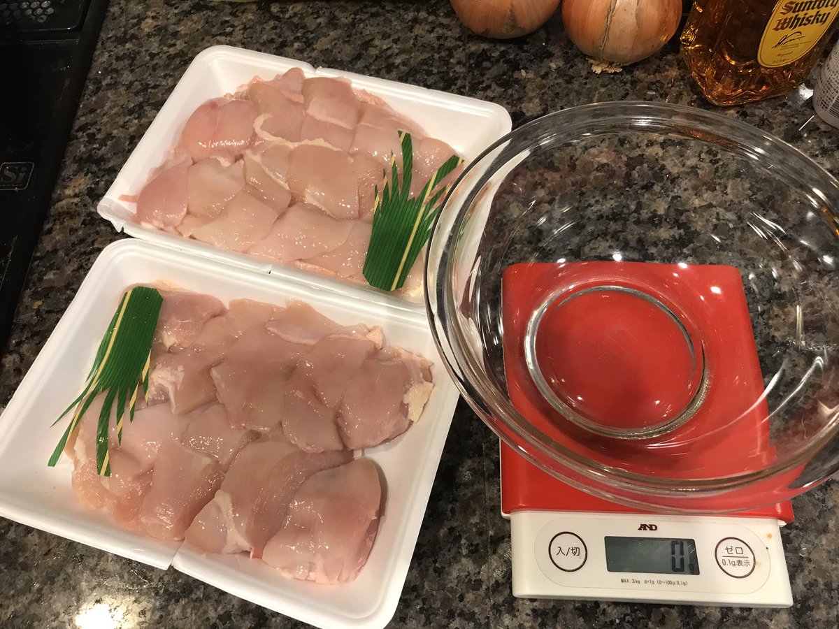 hisano1012's tweet photo. ほんと美味いので最近これをよく食べてる。鶏胸肉を小さめにカットして焼き、片栗粉とすき焼きタレでトロミつけて絡める。熱い炊き立てご飯の上に海苔を敷いてタレと鶏肉を乗せれば減量にも使える超美味い鳥胸の照り焼き丼

600kcal
タンパク質50g
糖質75g
くらい https://t.co/HwUpAOYOUm