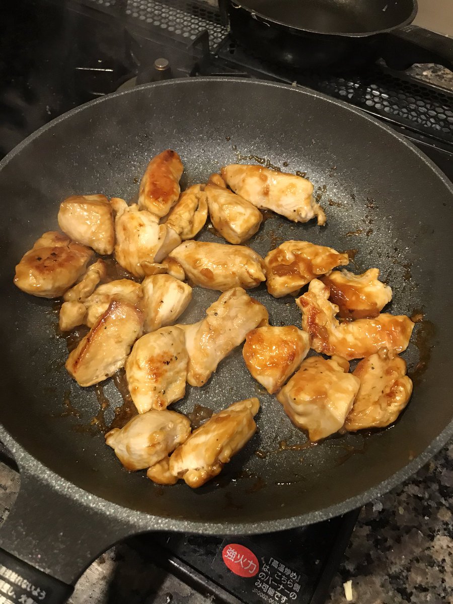 hisano1012's tweet photo. ほんと美味いので最近これをよく食べてる。鶏胸肉を小さめにカットして焼き、片栗粉とすき焼きタレでトロミつけて絡める。熱い炊き立てご飯の上に海苔を敷いてタレと鶏肉を乗せれば減量にも使える超美味い鳥胸の照り焼き丼

600kcal
タンパク質50g
糖質75g
くらい https://t.co/HwUpAOYOUm