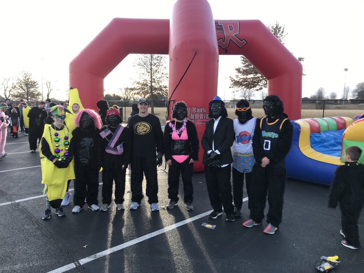 runLJHS's tweet photo. ⁦@rushrunning⁩ ⁦@LJHS_Leopards⁩ Nothing like a Sunday morning training run with gorillas and bananas! #LeopardPRIDE https://t.co/lqkGRls7zD