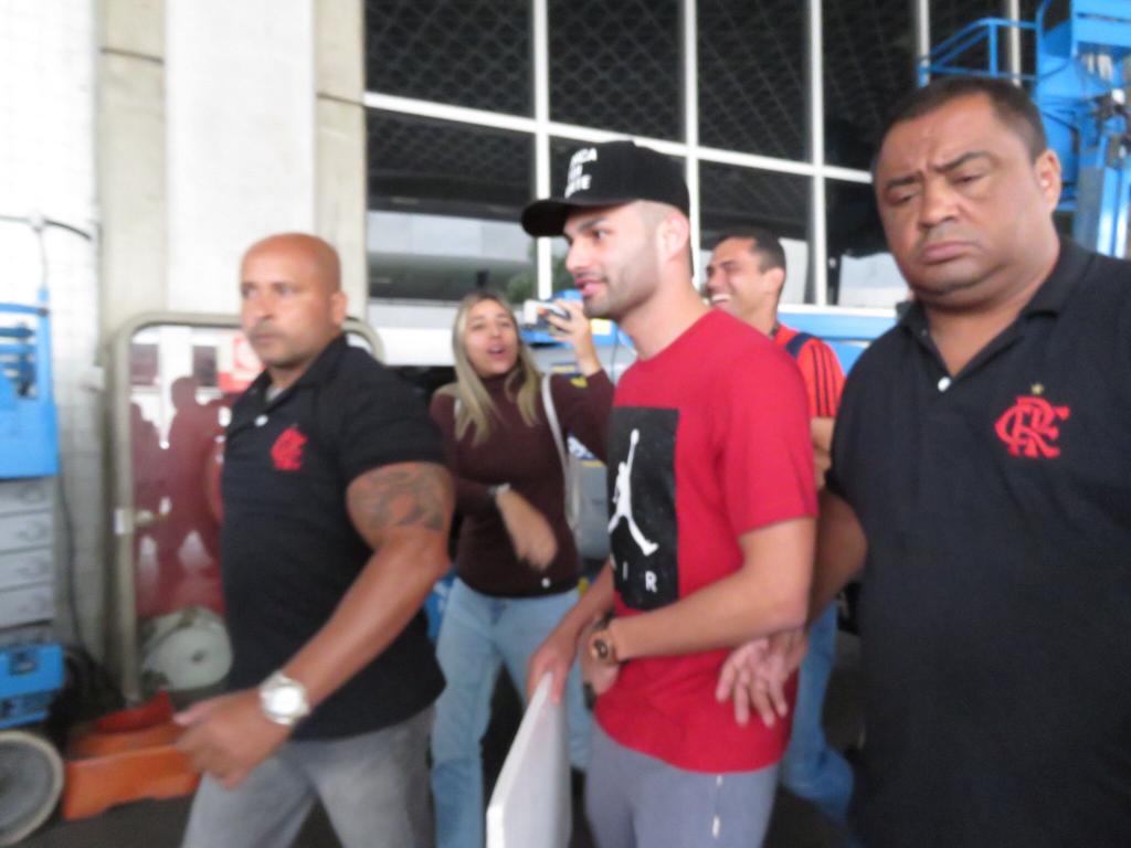 FlanaticosRjofc's tweet photo. @tmaia29, vestido discretamente de #rubro-negro, deixou o #aeroporto aos gritos de "Thiago Maia é da #Nação".  
Nesta semana, o #volante passa por todo o processo de #exames médicos para #assinar contrato e ser #apresentado.   #gefla https://t.co/fqmtI3wtAT